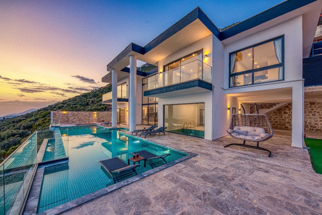 Gün batımında havuzlu modern villa